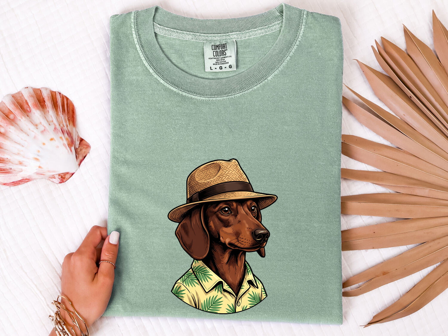 Dachshund Shirt for Women – Beach Hat Travel Wiener Dog Graphic Tee