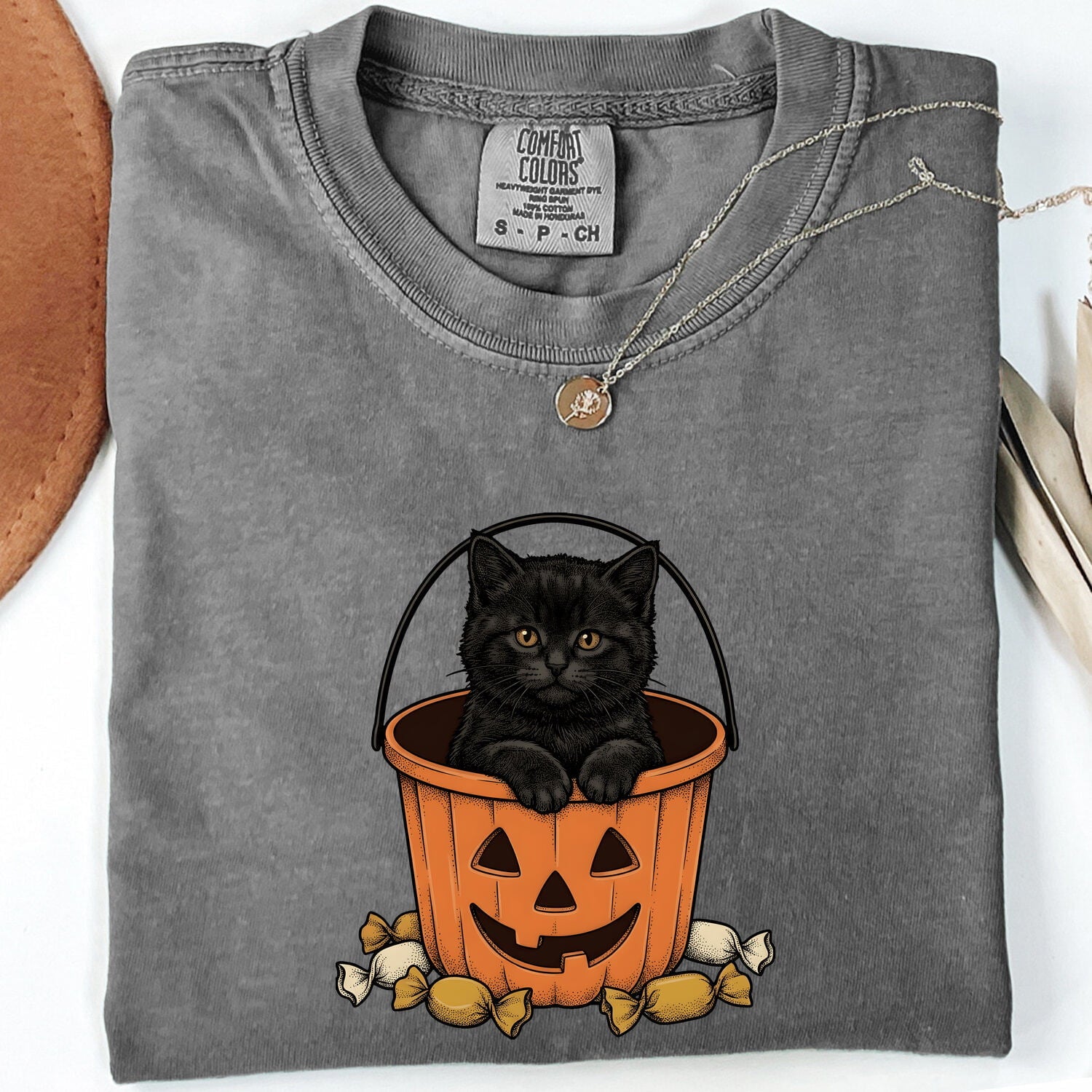 Black Cat Shirt Halloween Cat Gift Women Vintage Tee Kitty T-Shirt Horror Fan Retro Tshirt Feline Graphic Hand Drawn Pumpkin Bucket Tshirt