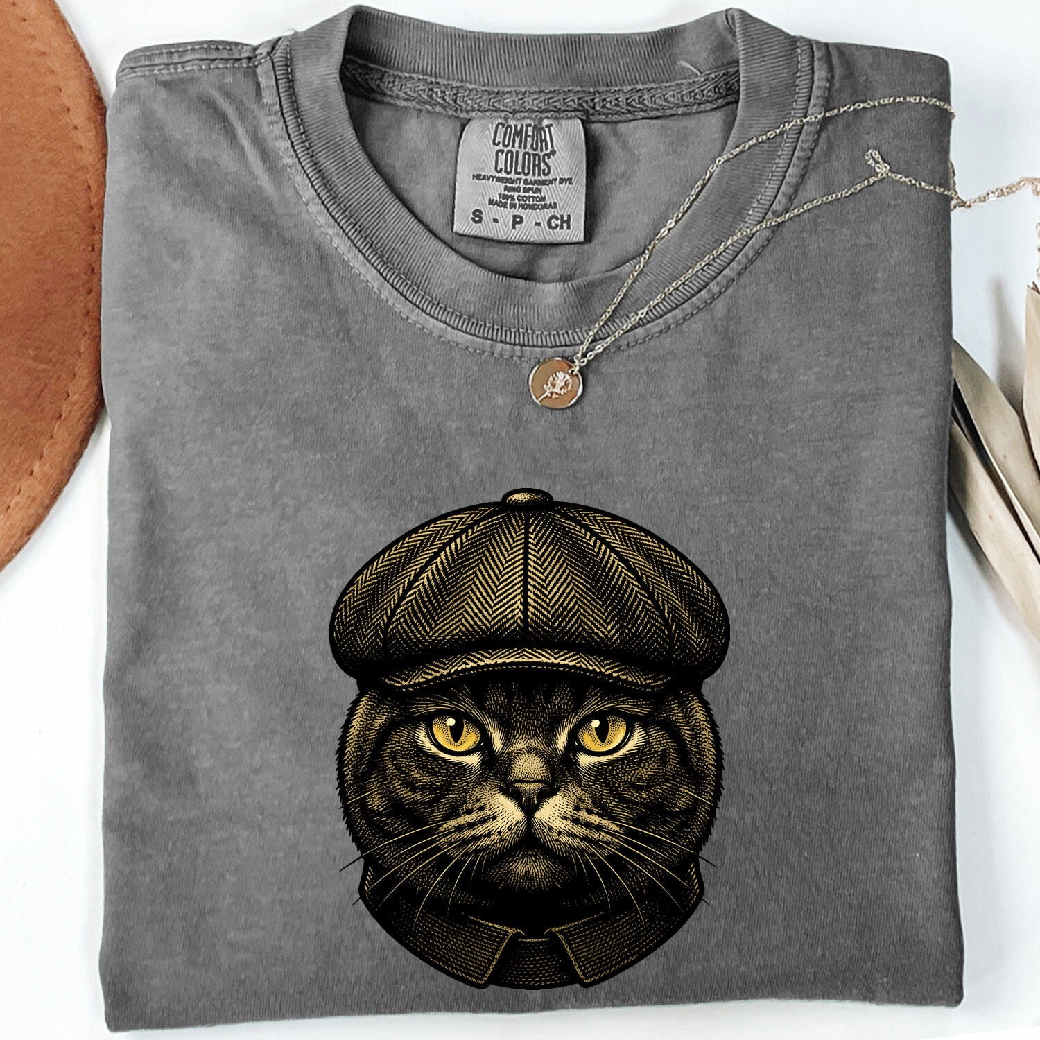 Tabby Cat Shirt for Women – Retro Striped Cat Flat Cap Graphic Tee