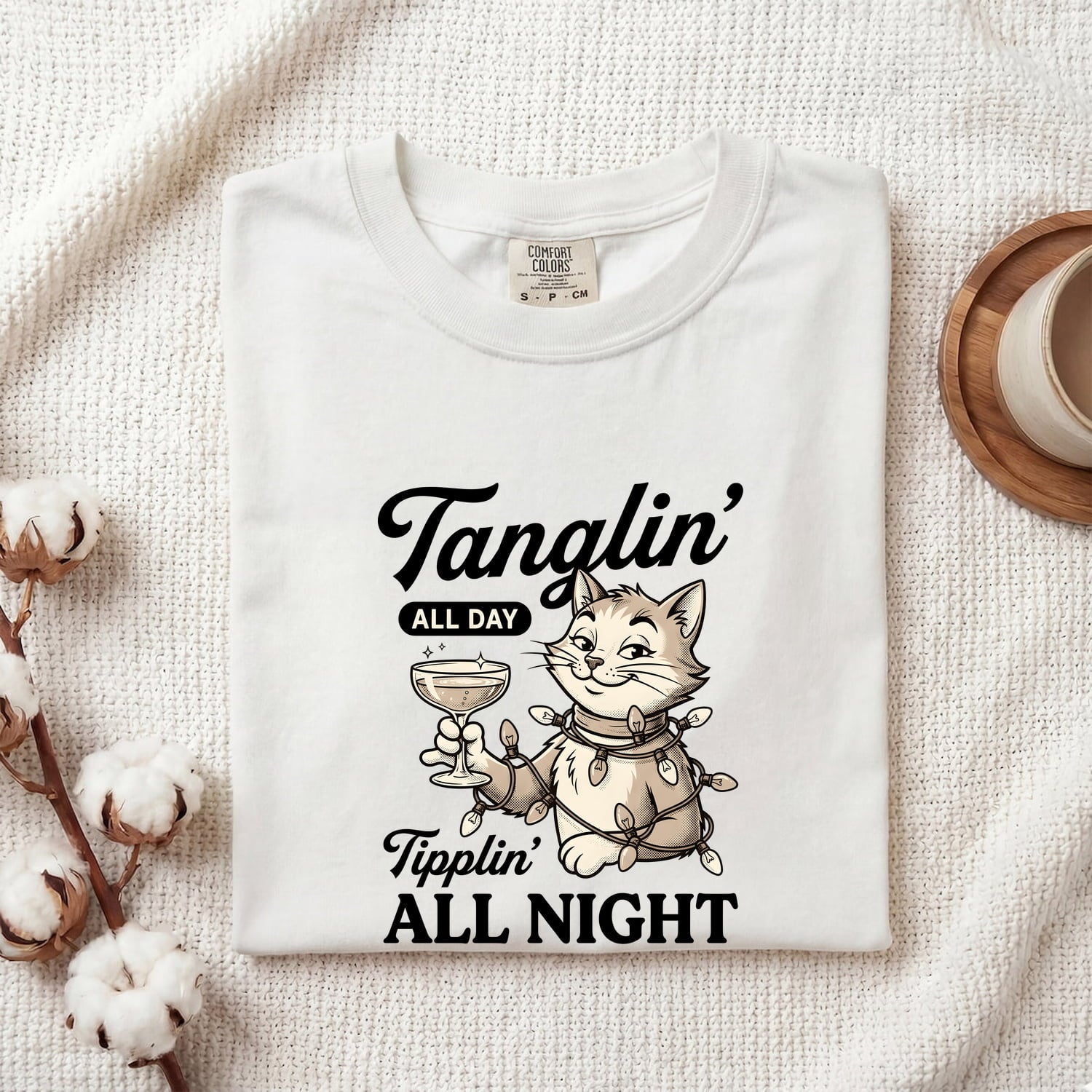 Kitty Beverage Shirt for Women – Christmas Cat Drink String Lights Art Print Graphic Tee