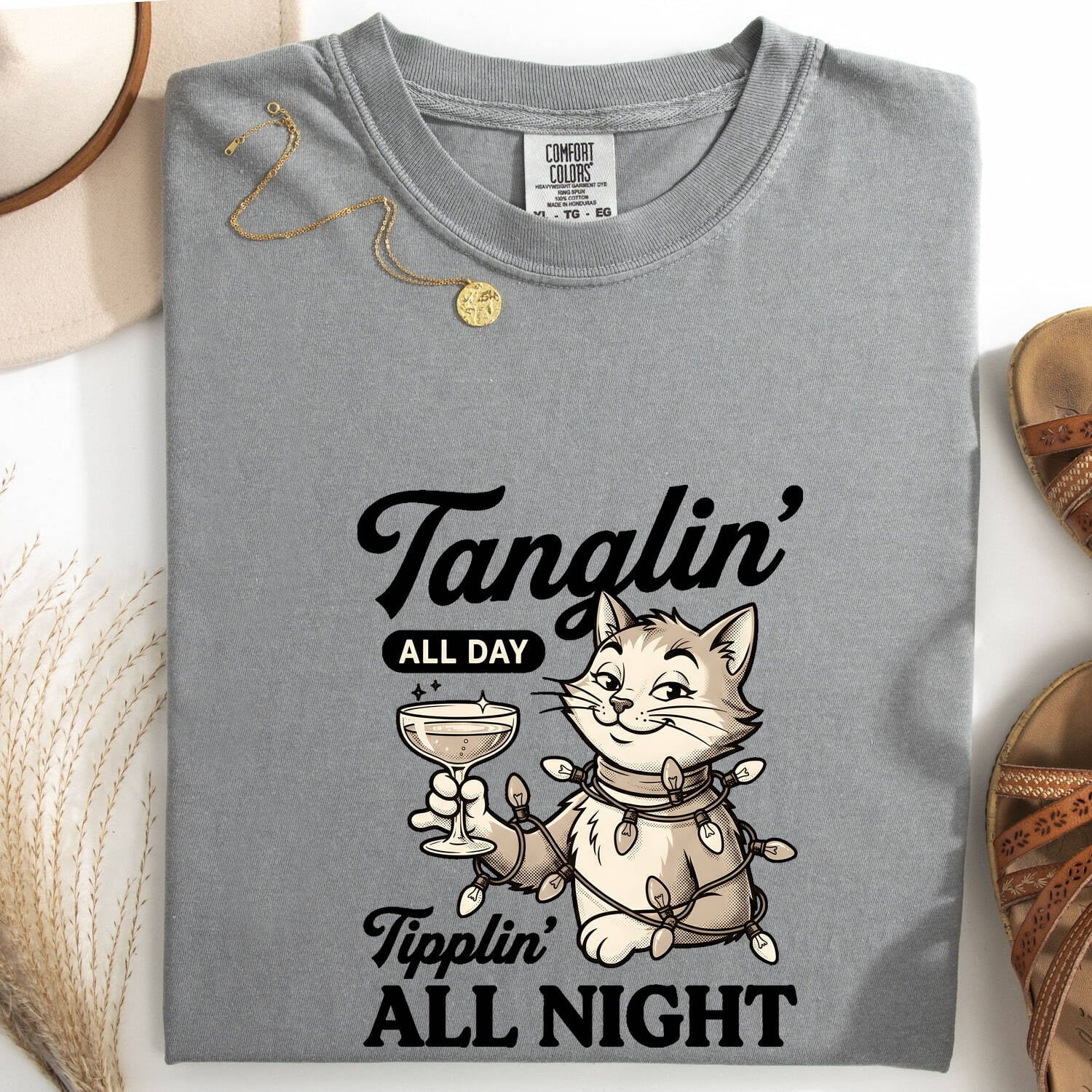 Kitty Beverage Shirt for Women – Christmas Cat Drink String Lights Art Print Graphic Tee