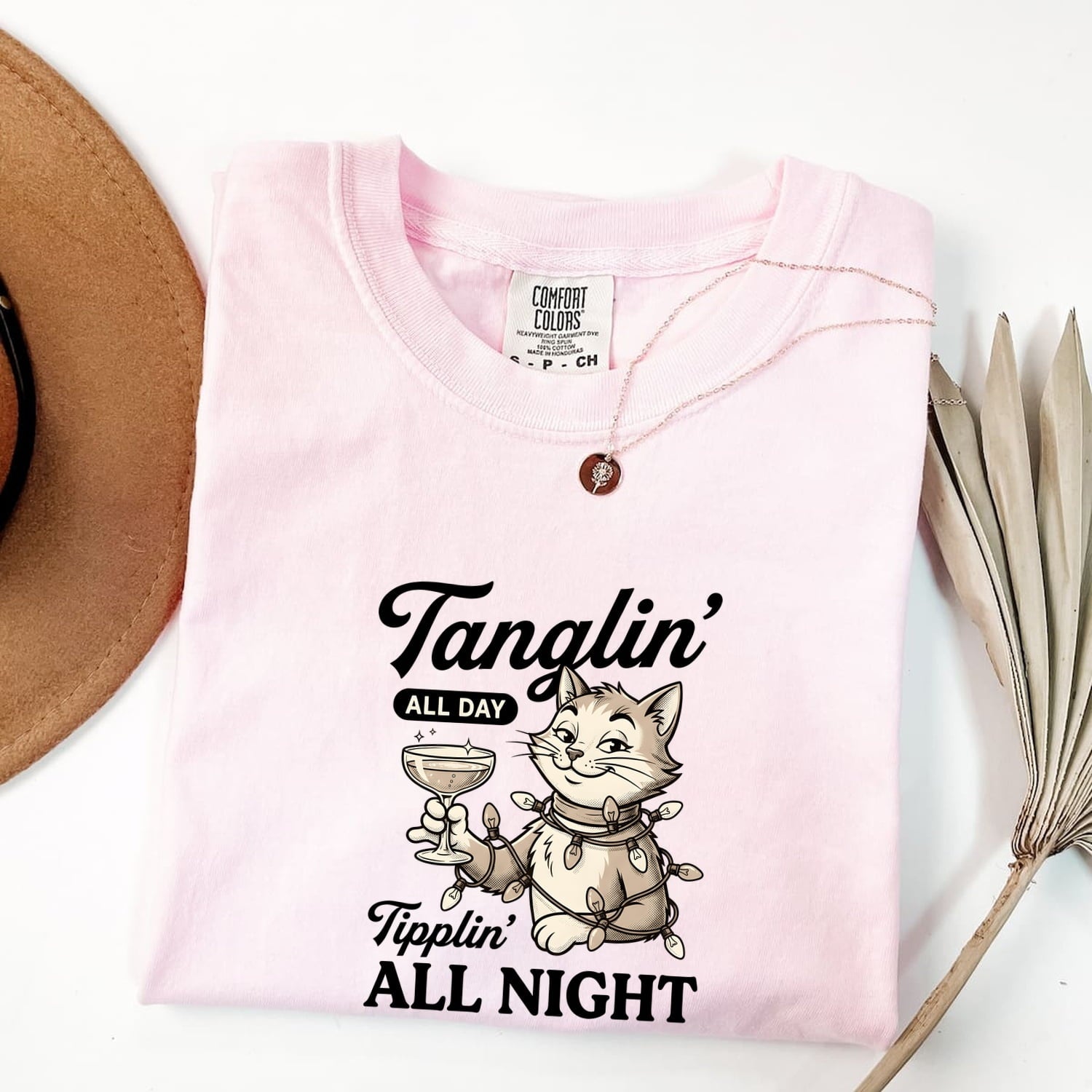Kitty Beverage Shirt for Women – Christmas Cat Drink String Lights Art Print Graphic Tee