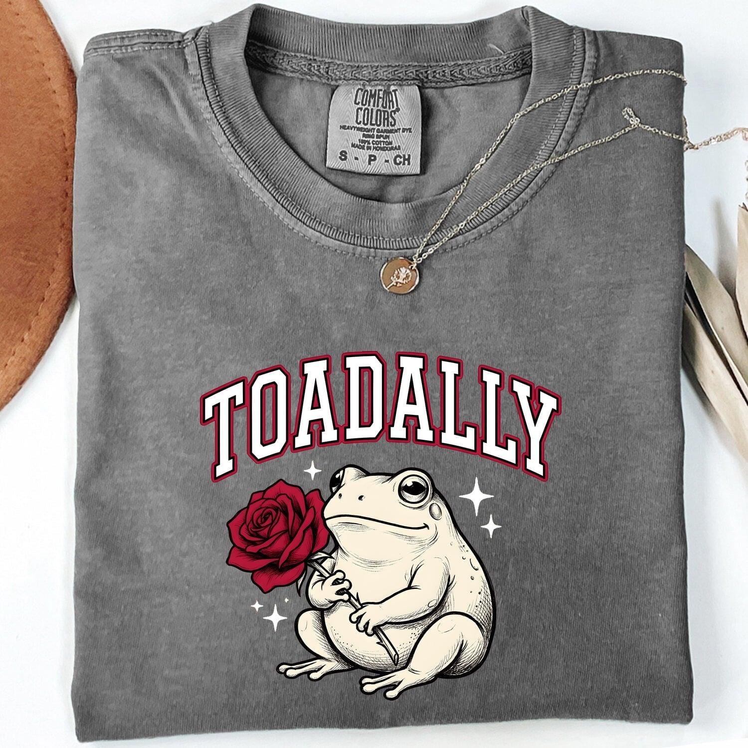 Valentine's Day Frog Shirt for Women – Old School Sketch Drawing Toad Rose Twinkles Graphic Tee