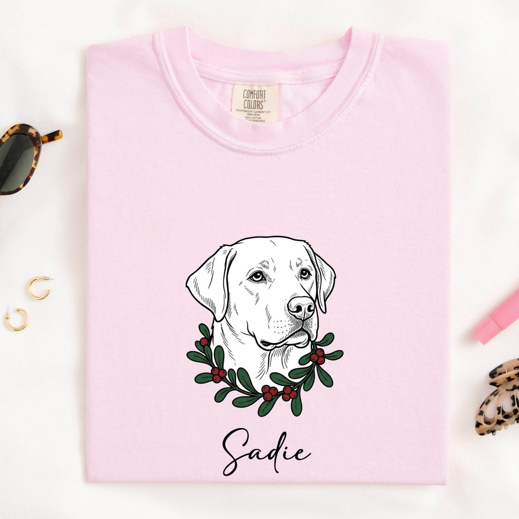 Retriever Shirt for Women – Vintage Retro Simple Winter Wreath Seasonal Dog Graphic Tee