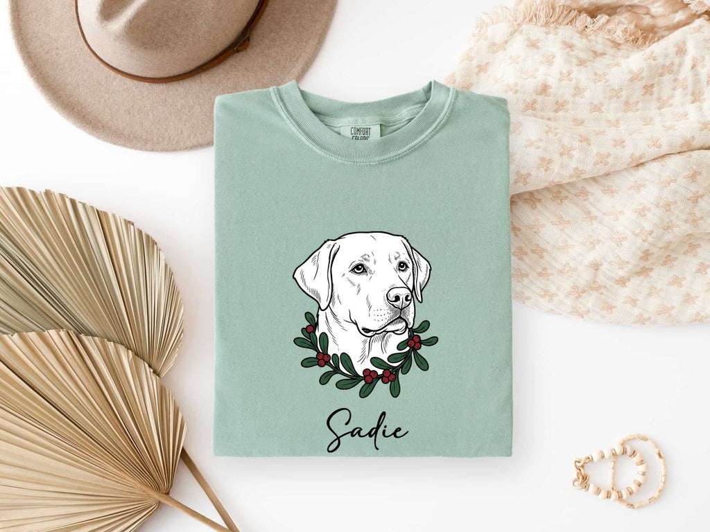 Retriever Shirt for Women – Vintage Retro Simple Winter Wreath Seasonal Dog Graphic Tee