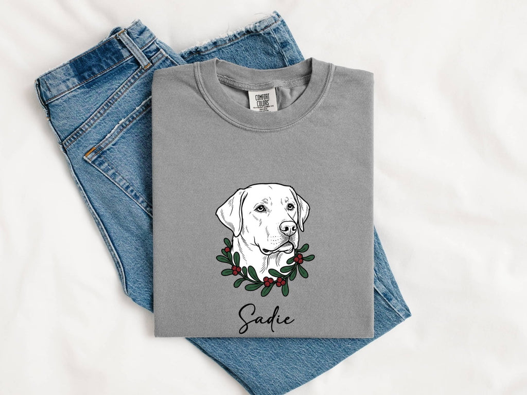 Retriever Shirt for Women – Vintage Retro Simple Winter Wreath Seasonal Dog Graphic Tee