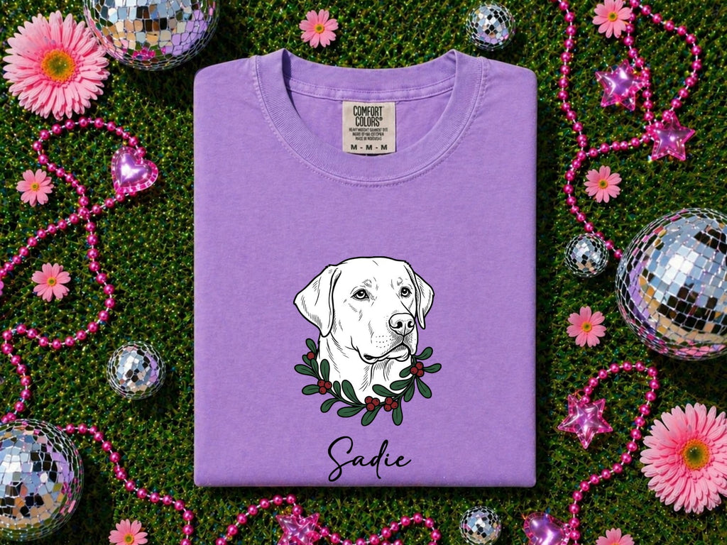 Retriever Shirt for Women – Vintage Retro Simple Winter Wreath Seasonal Dog Graphic Tee
