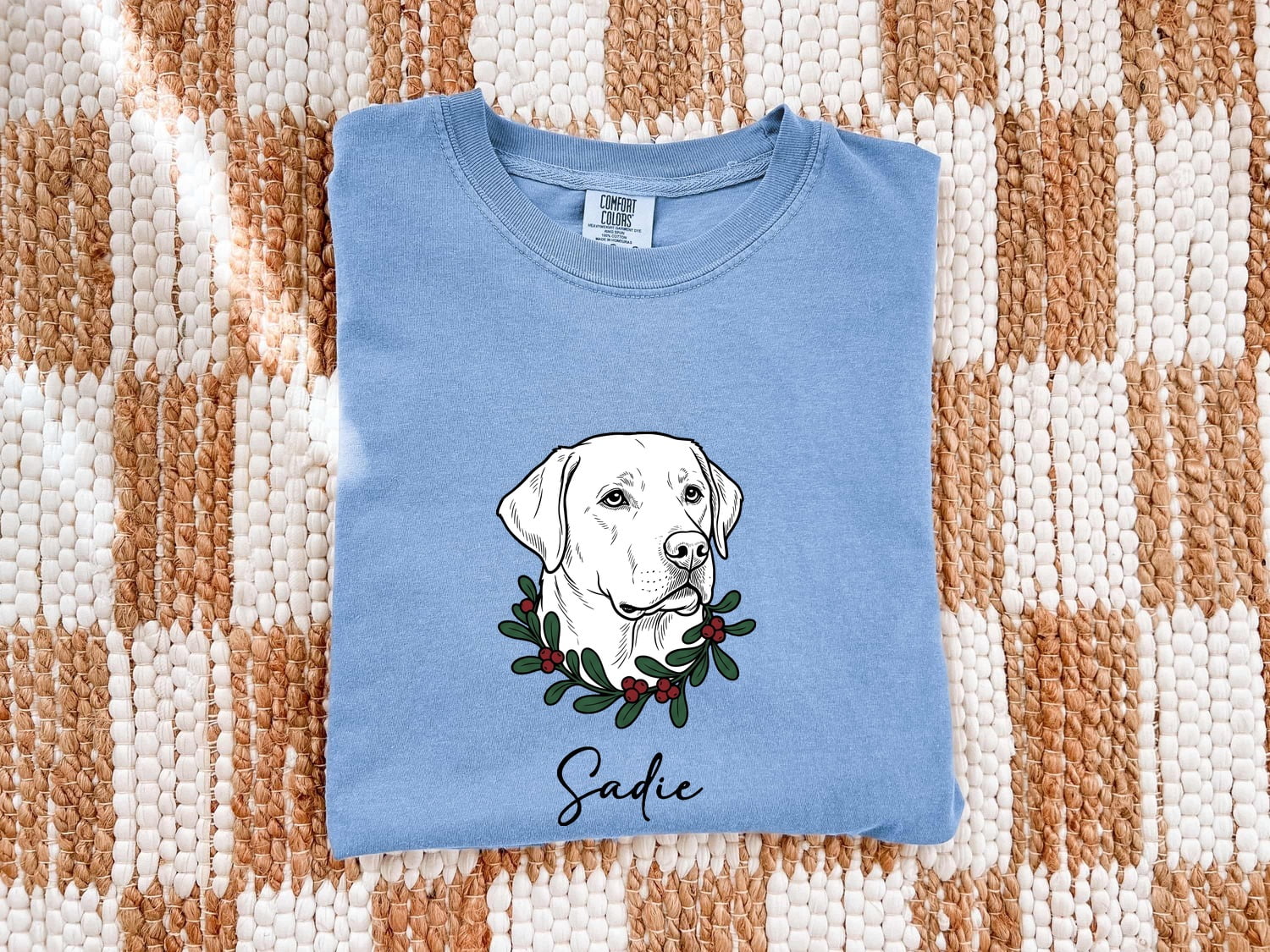 Retriever Shirt for Women – Vintage Retro Simple Winter Wreath Seasonal Dog Graphic Tee