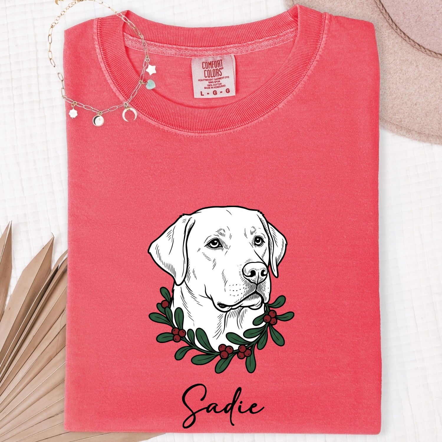 Retriever Shirt for Women – Vintage Retro Simple Winter Wreath Seasonal Dog Graphic Tee