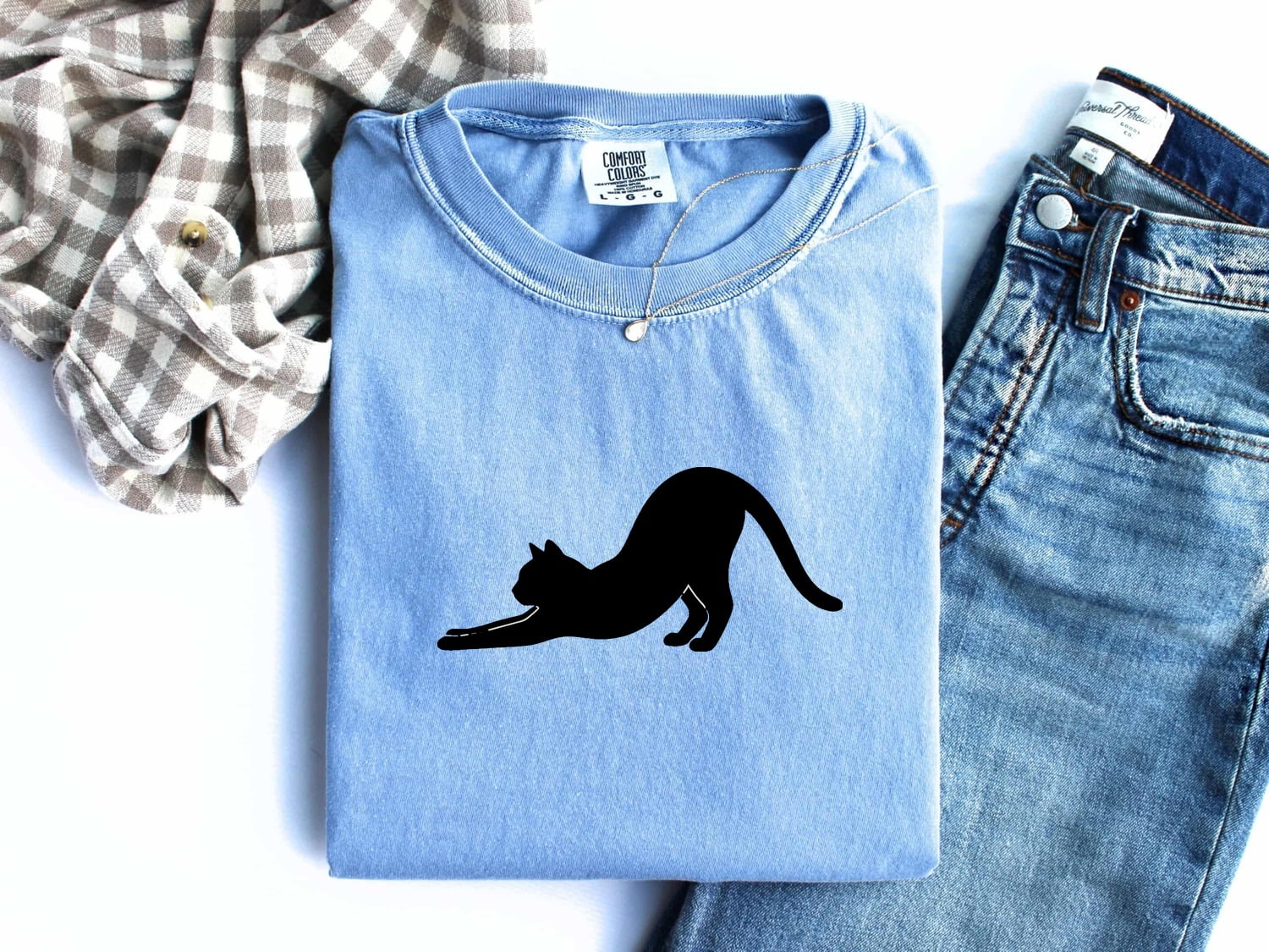 Stretching Cat Shirt for Women – Simple Minimalist Creature Illustration Graphic Tee