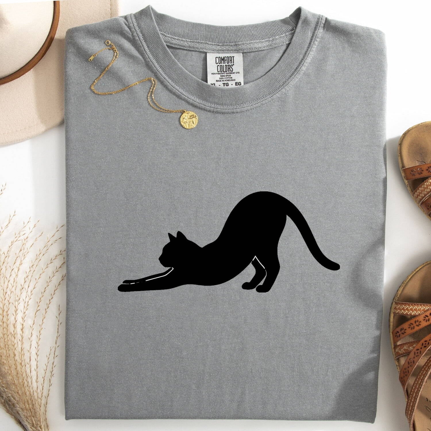 Stretching Cat Shirt for Women – Simple Minimalist Creature Illustration Graphic Tee