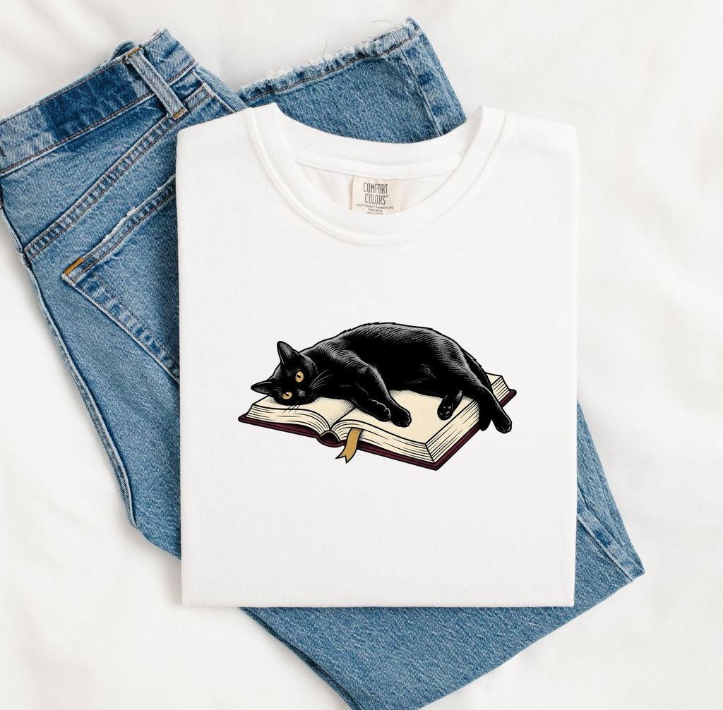 Black Cat Shirt for Women – Vintage Nostalgic Bibliophile Line Art Reading Graphic Tee