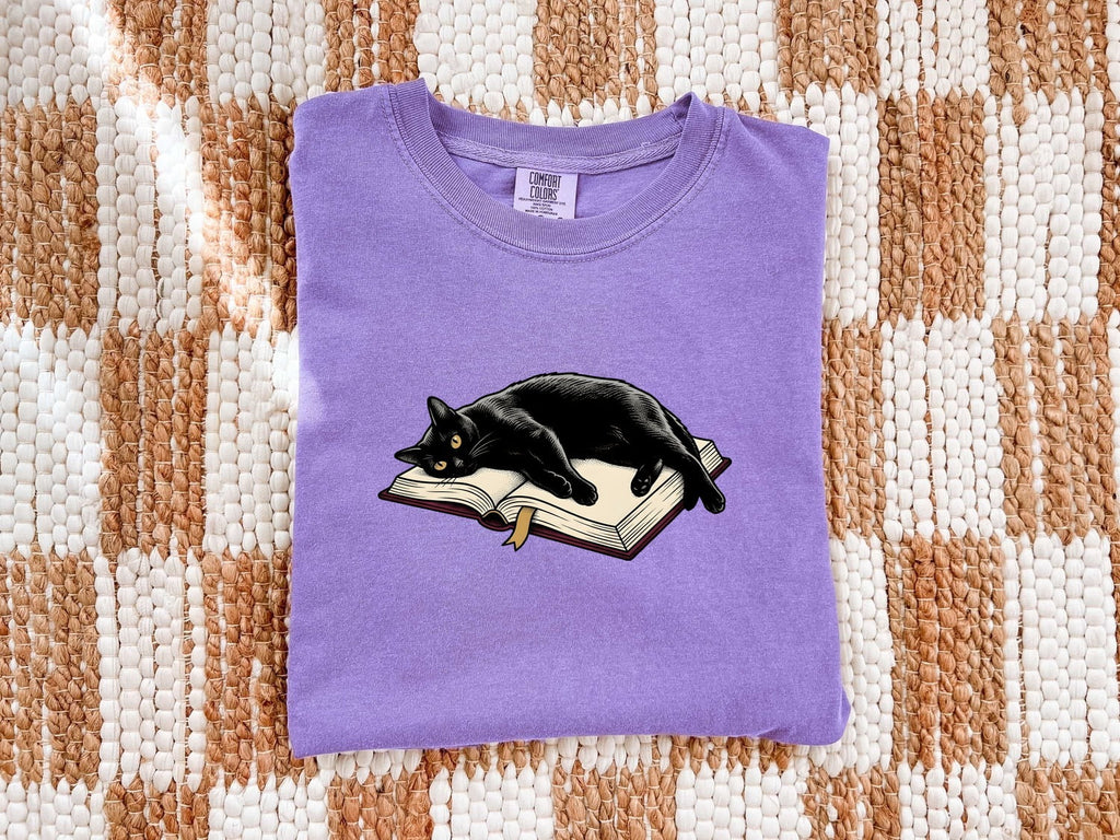 Black Cat Shirt for Women – Vintage Nostalgic Bibliophile Line Art Reading Graphic Tee