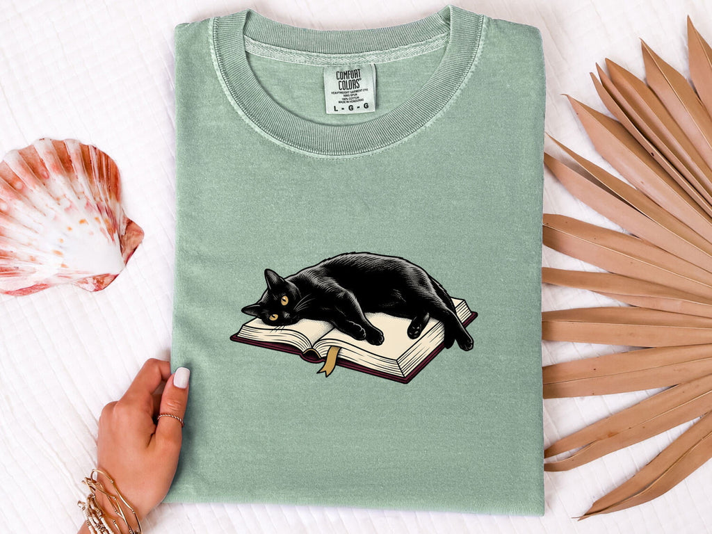 Black Cat Shirt for Women – Vintage Nostalgic Bibliophile Line Art Reading Graphic Tee