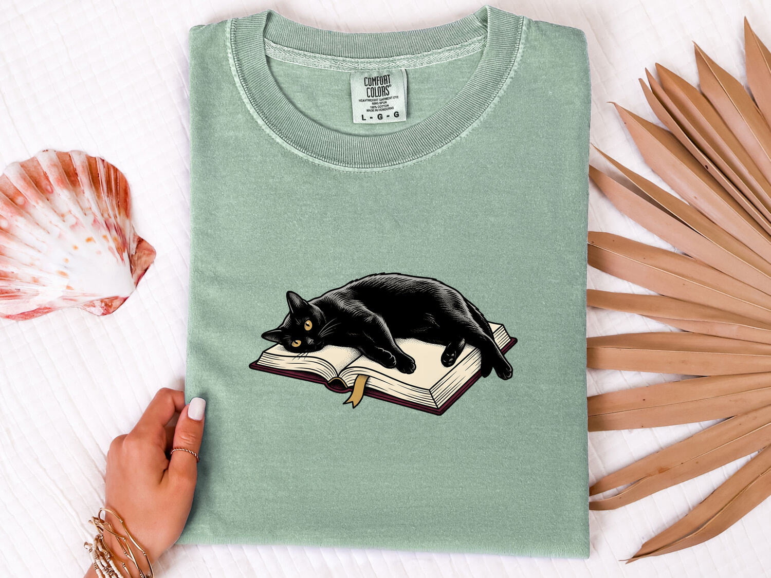 Black Cat Shirt for Women – Vintage Nostalgic Bibliophile Line Art Reading Graphic Tee