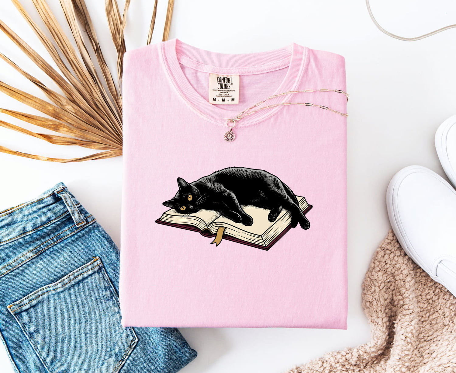 Black Cat Shirt for Women – Vintage Nostalgic Bibliophile Line Art Reading Graphic Tee