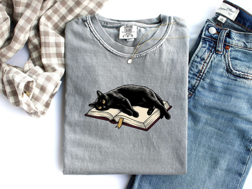 Black Cat Shirt for Women – Vintage Nostalgic Bibliophile Line Art Reading Graphic Tee